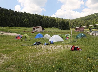夏季童子军营地的圆顶帐篷图片
