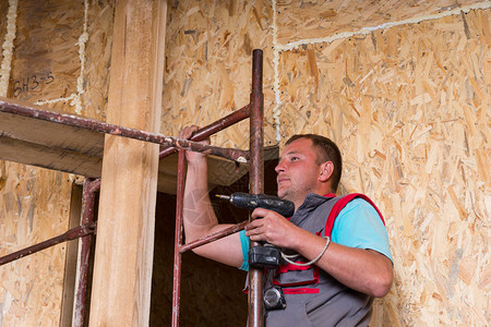 Drill的男建筑工人建造者图片