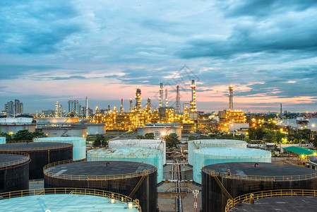 在黄昏的石油精炼厂图片
