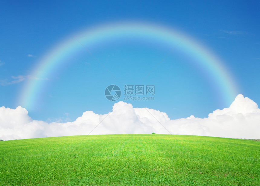 绿草地蓝天空地平线和彩虹背图片