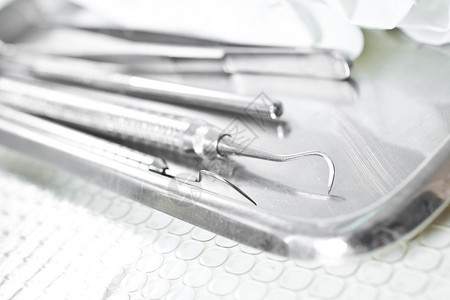 金属牙医工具关闭在牙科诊所图片