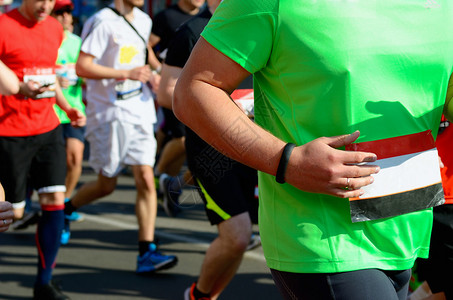 马拉松赛跑比赛在路上的选手运动健身和健康图片