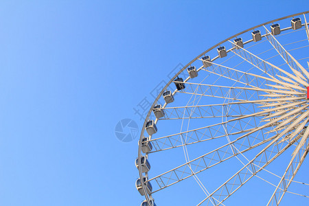 在城市公园对天的Ferris轮图片