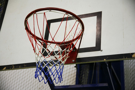 高中体育馆的篮球架图片