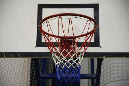 高中体育馆的篮球架图片