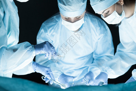 执行手术的医疗队在手术室工作的外科医生图片