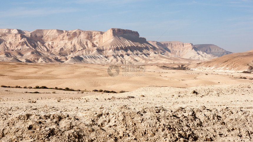 蓝天下的山石沙漠旅游徒步旅行图片