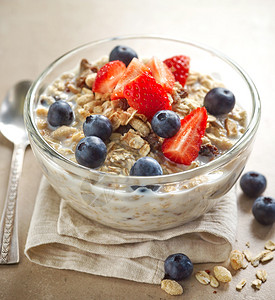 健康早餐一碗含牛奶和浆果图片