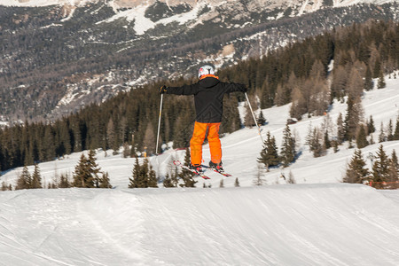 小滑雪者在滑雪场的雪地里进行跳跃图片