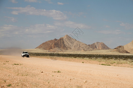 纳米比亚土路上的越野车图片