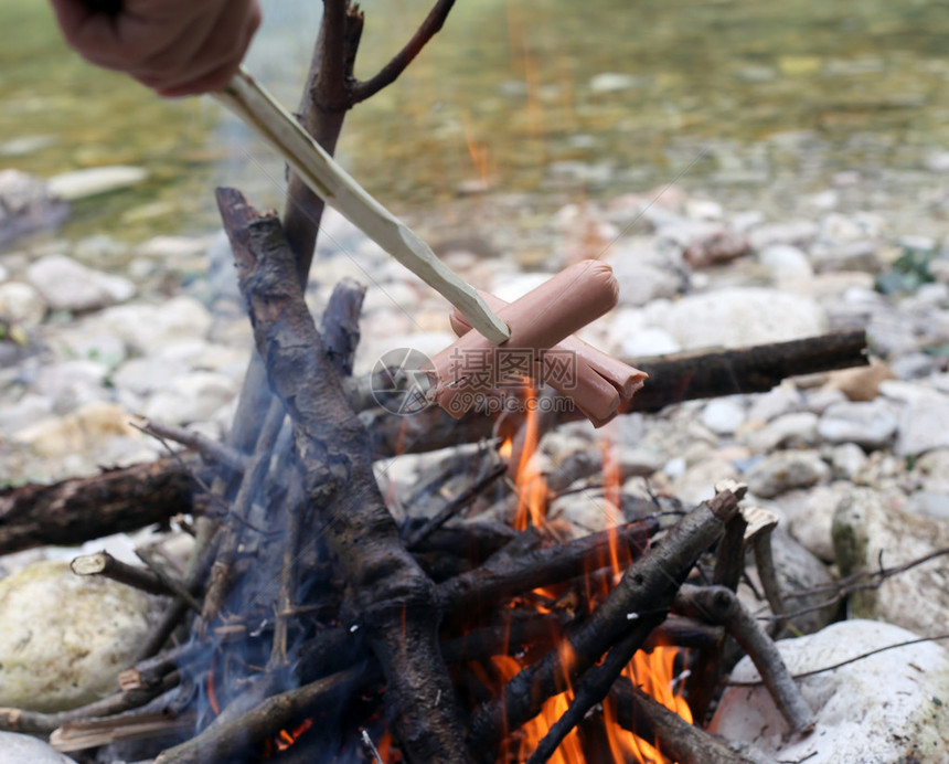 儿童夏令营期间在火中煮的香图片