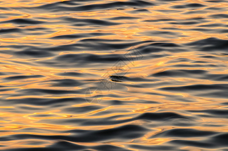 日落时海的水波效应图片