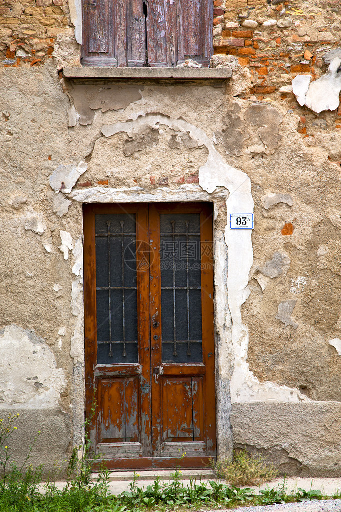 在米拉诺旧窗户中关闭的砖块抽象门梯田里图片