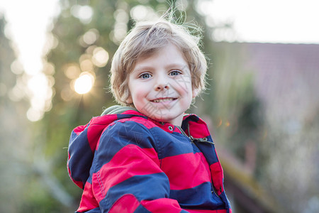 穿着红色夹克的快乐小男孩的肖像图片