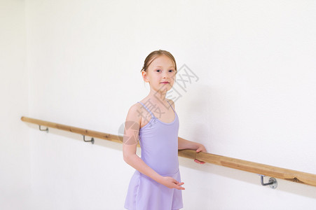舞蹈学校的小芭蕾舞演员图片