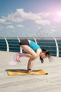 瑜伽倒立在海背景上图片