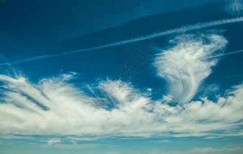 蓝色天空中的白色美妙的云层图片
