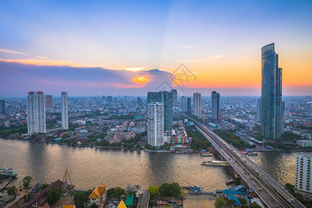 曼谷城市景观中的河流景观与日落图片
