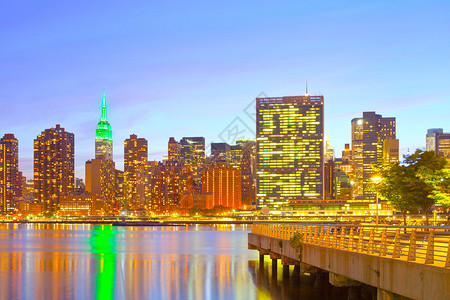 纽约市曼哈顿著名的地标建筑在市区的天际线上美丽多彩图片
