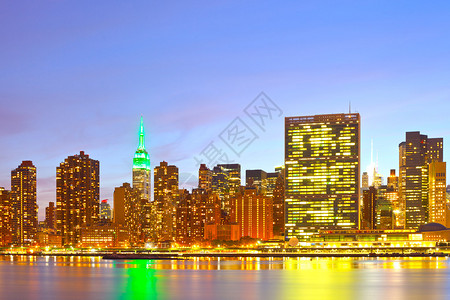 纽约市曼哈顿著名的地标建筑在市区的天际线上美丽多彩图片