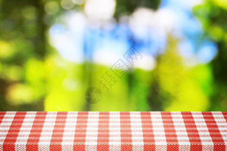 以红色和白色围裙为背景的桌子观察阳光野餐时图片