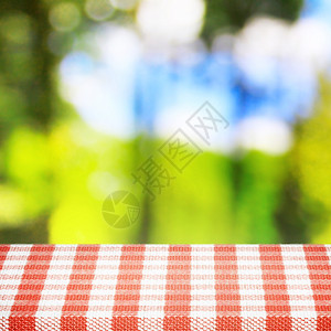 以红色和白色围裙为背景的桌子观察阳光野餐时图片