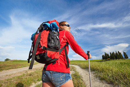 女子在托斯卡纳山上徒步旅行图片
