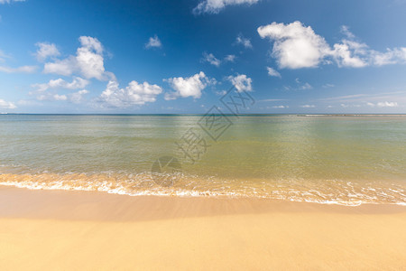 热带岛屿海滩清蓝水沙滩和云彩美图片