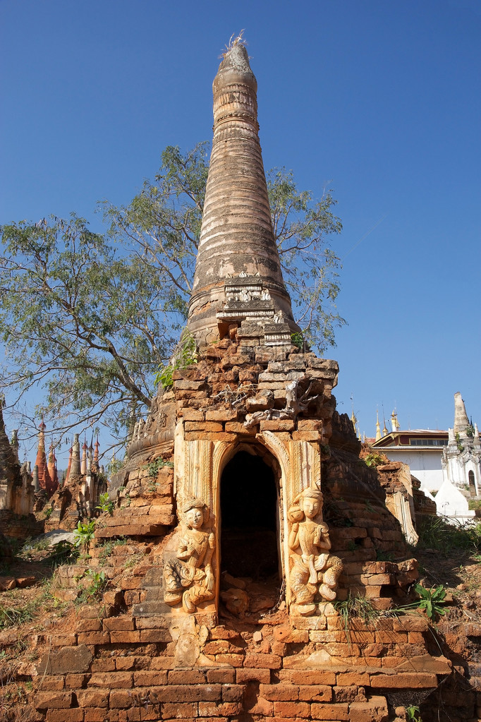 缅甸茵莱湖Indein村ShweInnDainPagodacomplex的一座宝塔的建筑细节及其1054座宝塔的历史笼罩在神秘之图片