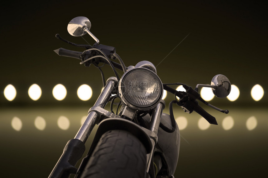 白色铬摩托车和灯光背景图片