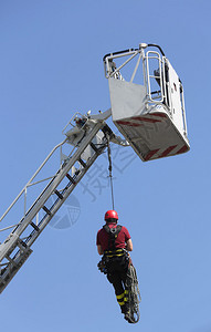 登山者消防员挂绳攀登图片