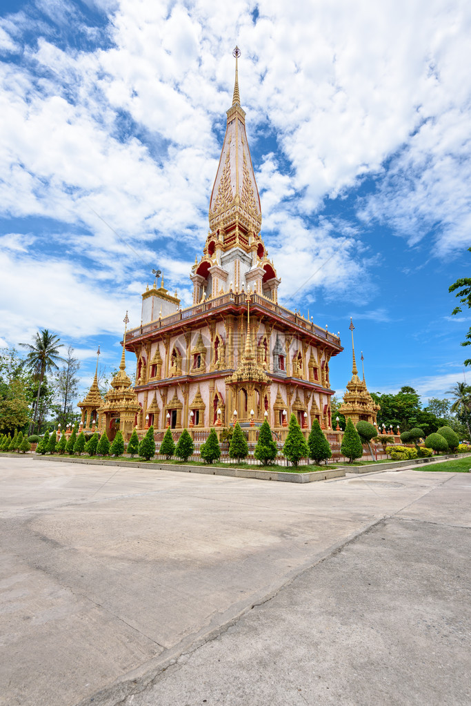 在泰国普吉省WatChalong或WatChaitarataram寺庙著名景点和礼拜场所图片