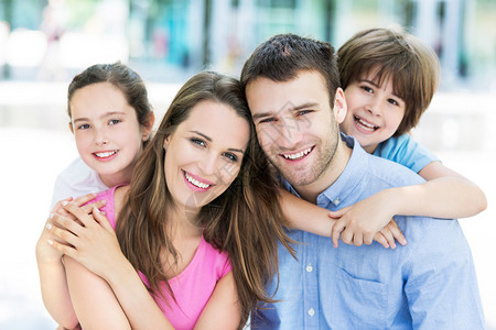 快乐的年轻家庭拥抱图片