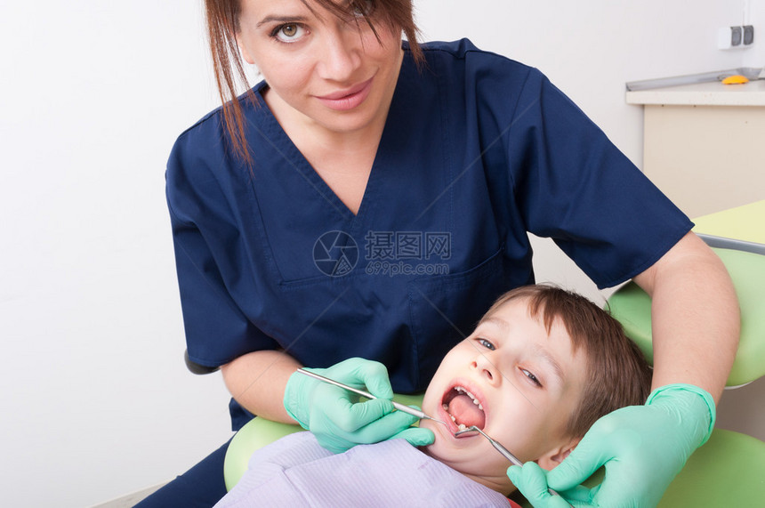 儿童或男孩在牙医上图片