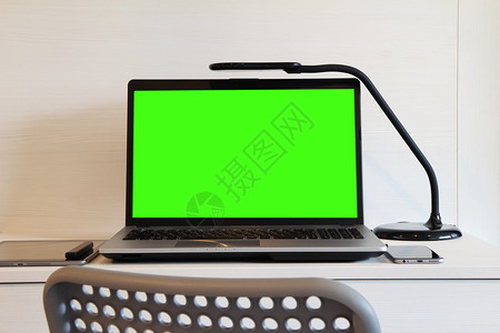 空白屏幕笔记本电脑和智能手机以及数字平板电脑和手写笔和在木桌上作为图片