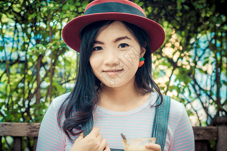 戴红帽子的年轻商业女青年喝咖啡休图片