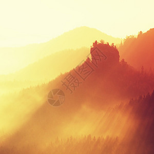 在捷克萨森瑞士一座美丽的山五颜六色的日出图片
