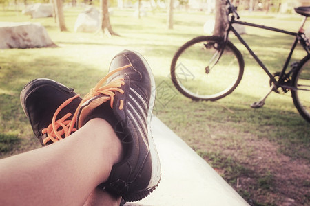 运动鞋与自行车的自拍图片