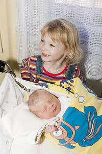 孕妇医院中一名小女孩与新生的女图片