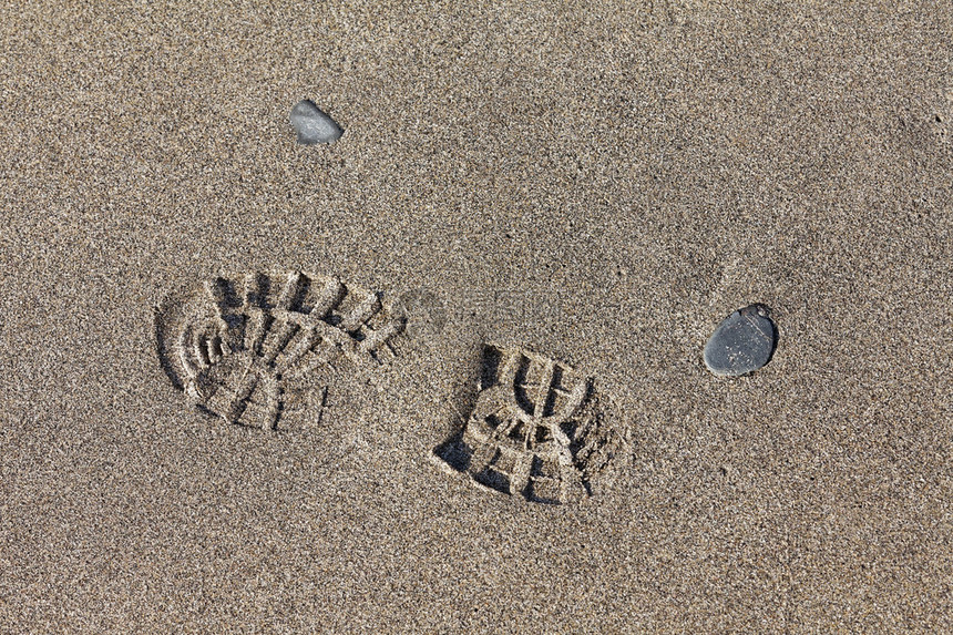 远足靴在沙滩上的印记图片