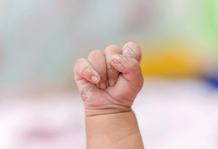 束缚新出生婴儿的手图片