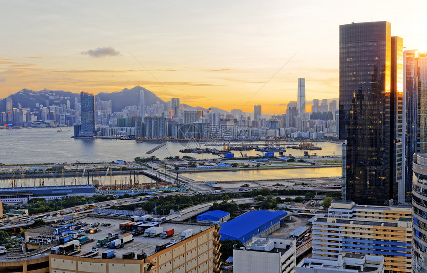 香港日落从九龙湾市中心看图片