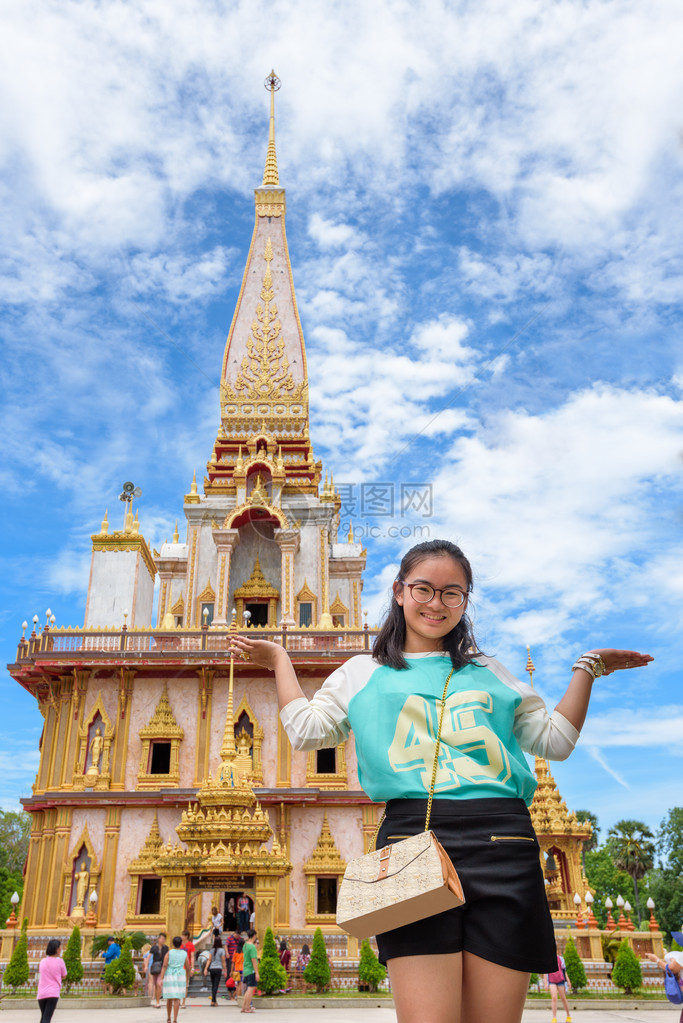 寺庙的亚裔妇女游人泰国普吉府查龙寺或柴塔拉兰寺著名景点和礼拜场图片