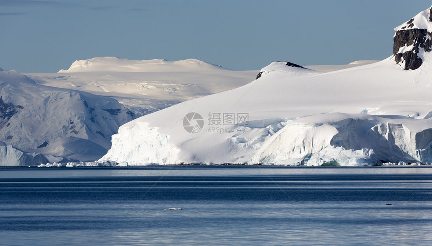 南极的自然和景观在冰层之间的科学船上旅行研究全球变暖现象不寻常的形状和颜图片