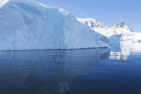 焕颜霜南极的自然和景观在冰层之间的科学船上旅行研究全球变暖现象不寻常的形状和颜背景