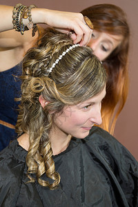 在美发沙龙做发髻微笑的年轻女人发型图片