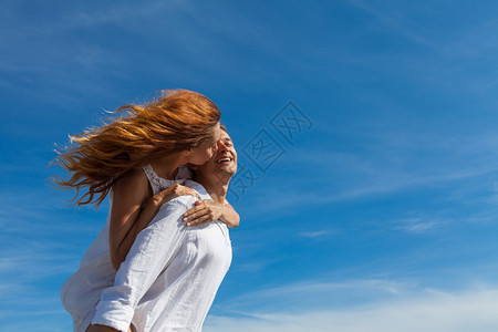 快乐的情侣在沙滩上散步图片