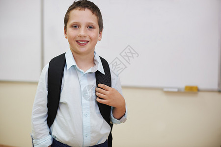 小学里站着微笑的小男孩图片