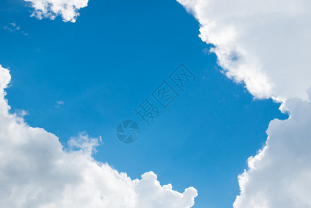 蓝天背景中的云彩图片
