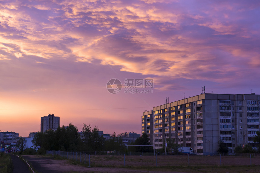 夏天日落的天空在图片